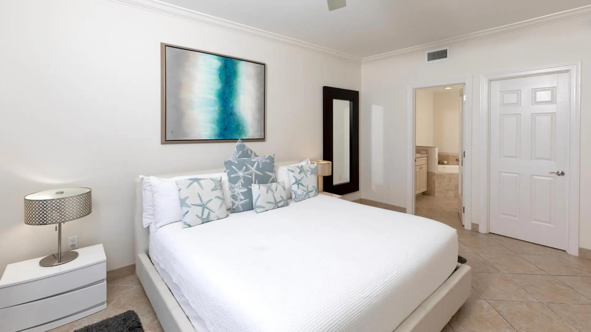 South Bay Beach Club 31- 3 Bedroom 2 Bathroom Unit George Town 0*,  Caymanöarna